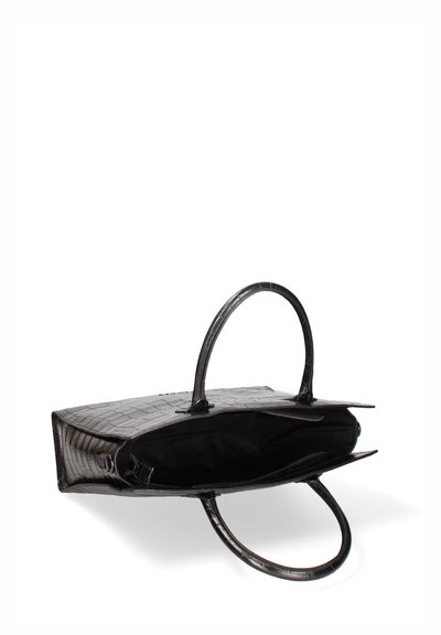 Borsa a tote in pelle nera con stampa coccodrillo, dotata di due manici, apertura superiore e un ampio interno in tessuto nero. Include una tasca con zip.