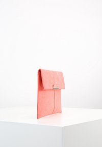 Różowa torebka kopertówka z ekologicznej skóry, z magnetycznym zapięciem i srebrnymi akcentami. Charakteryzuje się eleganckim wyglądem oraz płaskim, prostokątnym kształtem.