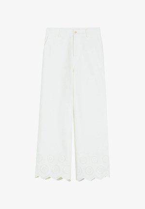 Białe spodnie o szerokich nogawkach z falbaniastymi, ażurowo haftowanymi zakończeniami, przednimi kieszeniami oraz zapięciem na guzik w pasie.