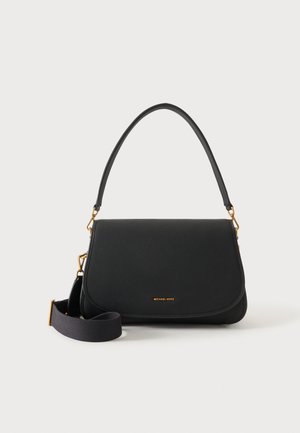 Sac à épaule en cuir noir avec rabat incurvé, ferrures dorées, sangle bandoulière en tissu réglable et petit logo Michael Kors.