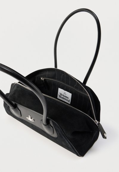 Μαύρη τσάντα από σουέτ με διπλές δερμάτινες λαβές, ασημένιο φερμουάρ και λογότυπο Vivienne Westwood σε μπαλώμα μέσα σε διαμέρισμα με φερμουάρ.