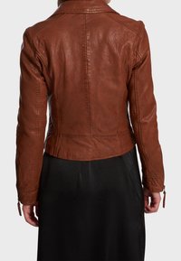 Braune Lederjacke mit taillierter Passform, Reißverschlussärmeln und einem leicht verkürzten Saum, der eine strukturierte Oberfläche und einen geformten Kragen präsentiert.