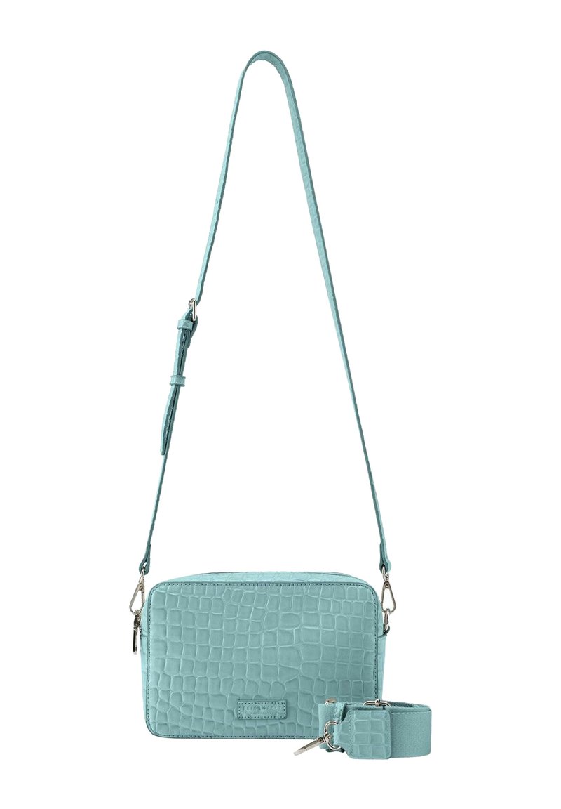 Hellblau gefärbte Crossbody-Tasche mit Krokodil-Prägung und abnehmbarem Schulterriemen, ausgestattet mit einem Reißverschluss und silbernen Hardware-Details.