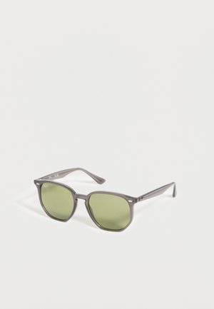 Slnečné okuliare Ray-Ban so sivým rámom a zeleno tónovanými štvorcovými sklami ležiace na bielej ploche.