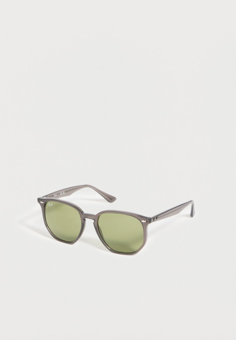 Γυαλιά ηλίου Ray-Ban με γκρι σκελετό και τετράγωνα φακούς με πράσινη απόχρωση, τοποθετημένα πάνω σε λευκή επιφάνεια.