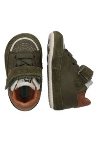 Groene suède peutersneakers met een bruine leren accent, witte voering en een gestructureerde rubberen zool; voorzien van een klittenbandsluiting en gestikte details.