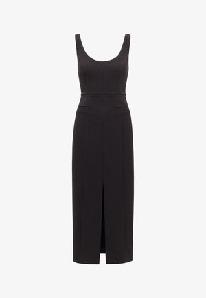 Svart ermeløs midikjole med firkantet utringning, innsvingt midje, to frontlommer med splitt, og en splitt midt foran på skjørtet.