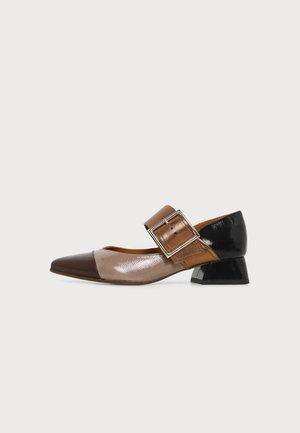Damenhalbschuh mit niedrigem Absatz und spitzer Schuhspitze, aus braunem, beigem und schwarzem Lackleder mit einem großen quadratischen Schnallenriemen über dem Spann.