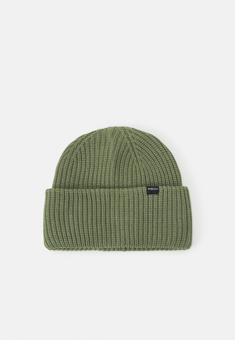 Bonnet vert en tricot avec bord replié et une petite étiquette noire indiquant "MSCH" à l'avant sur fond blanc.