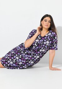 Mustahdud minn khalaal aswad dafnat fil ward ayy kahwa muraykh wa abyad, akhfa arwaat qisr, wa taqneef V. Fi itlaq harir amil bil-khassat wa na’am.