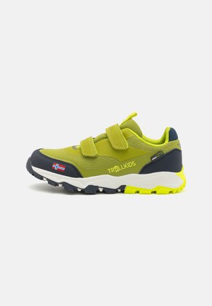 Scarpe da trekking verdi e blu navy con cinturini in Velcro, dotate di una parte superiore in tessuto testurizzato, suola in gomma e suola gialla per una maggiore aderenza.