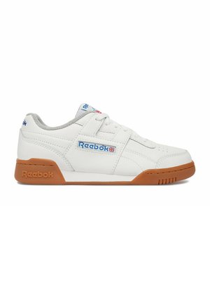 Zapatilla blanca Reebok de corte bajo con suela de goma, logo azul de Reebok y Union Jack en el lateral, forro interior gris y parte superior de cuero cosido.