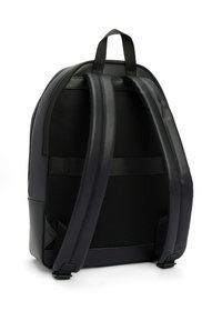 Zaino nero con spallacci imbottiti e curvi e un pannello posteriore in rete. Presenta un tessuto liscio e testurizzato con una maniglia superiore per il trasporto.
