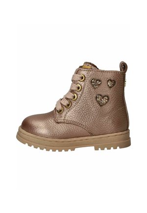 Metallic roze veterlaars voor kinderen met drie glinsterende hartvormige versieringen aan de zijkant en een dikke rubberen zool.