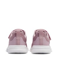 Lichtroze sportchoenen met meshpanelen, een gevoerd kraagje en witte rubberen zolen. Dubbele hieltabs voor eenvoudig aan- en uittrekken.