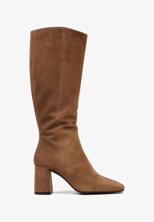 Brązowe zamszowe botki do kolan z wąskim noskiem, block heel i gładką teksturą; mają dopasowaną sylwetkę bez zdobień.