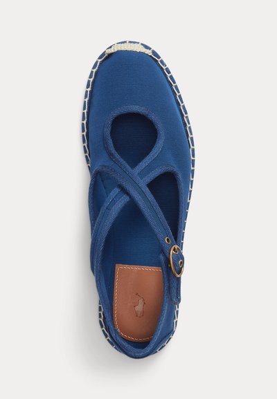 Plava espadrila s križnim remenčićima, zlatnom kopčom i ušivenim potplatom, sadrži smeđu unutarnju tabanicu s logotipom igrača polo.