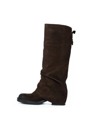 Stivale al ginocchio in suede marrone con un design arricciato, punta rotonda e suola in gomma nera solida. Presenta un nastro decorativo nella parte superiore.