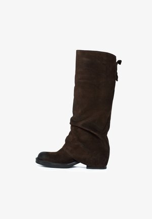 Stivale al ginocchio in suede marrone con un design arricciato, punta rotonda e suola in gomma nera solida. Presenta un nastro decorativo nella parte superiore.