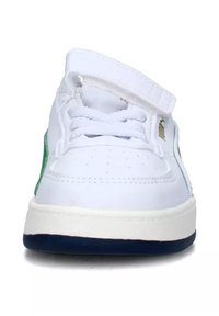 Sneaker bianca con dettagli verdi, particolari traforati e suola piatta bianca. Presenta lacci e una chiusura a strappo.