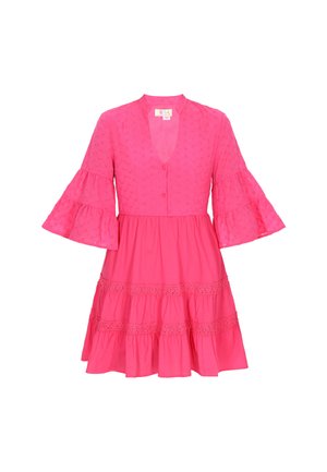 Roze katoenen jurk met een V-hals, knopen aan de voorkant en uitlopende mouwen. Bevat een gelaagd ontwerp met geborduurde details langs de zoom.