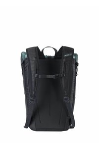 Mochila negra con correas acolchadas para los hombros, asa superior y panel trasero texturizado; cuenta con un diseño minimalista y una correa de pecho ajustable.