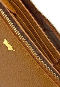 Portafoglio in pelle marrone con finitura testurizzata, zip dorata e logo con accento dorato, dotato di più scomparti per carte e un compartimento con zip.