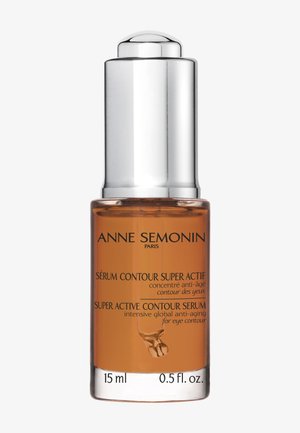 Amber glazen serumfles met een zilveren pompdeksel. Het label heeft zwarte tekst op een oranje achtergrond. Inhoud: 15 ml (0,5 fl. oz.).