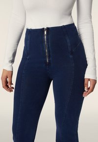 Freddy A ZAMPA CON CENTRALI E VITA ALTA - Flared Jeans - dark jeans seams on tone