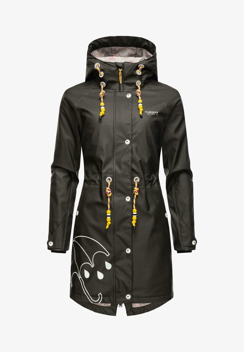 Svart vattentät regnjacka med åtdraget midja, som har en huva, vitt droppmönster, gula och svarta dragsnören samt tryckknappar.