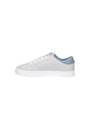Zapatilla de cuero blanca con un acento azul claro en el cuello, suela blanca plana, punta redonda y diseño de cordones con seis ojetes.