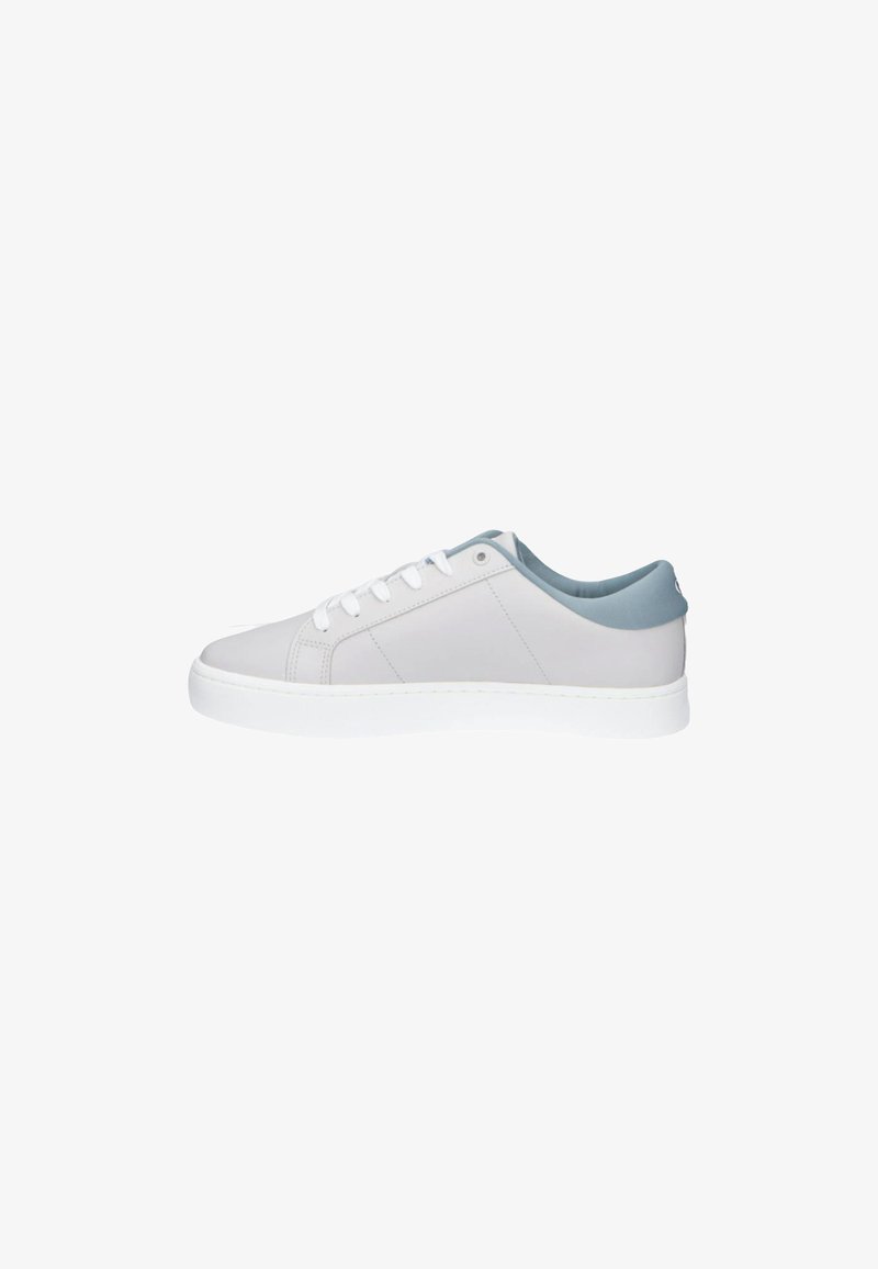 Zapatilla de cuero blanca con un acento azul claro en el cuello, suela blanca plana, punta redonda y diseño de cordones con seis ojetes.