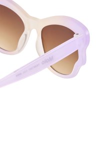 Υπερμεγέθη γυαλιά ηλίου cat-eye με διαφανή ανοιχτό μωβ σκελετό, φακούς καφέ με βαθμιαία σκίασ�η και υφή στην εξωτερική ακμή.