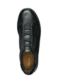 Sneaker nera in pelle con lacci elasticizzati, accenti in suede e una punta liscia. Presenta il logo dorato "GEOX" e una soletta confortevole.