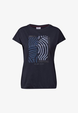 Námořnická modrá tričko, bavlněná tkanina, krátké rukávy, s abstraktními pruhy a textovým designem v kontrastních barvách na přední straně.