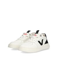 Sneaker bianche in pelle con dettagli neri, suola testurizzata, design con lacci, logo sulla linguetta e dettagli perforati sulla punta.