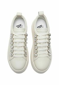 Sneakers bianchi in pelle con punta arrotondata, suola piatta in gomma e cristalli decorativi sui lacci. Presentano il logo sulla soletta.