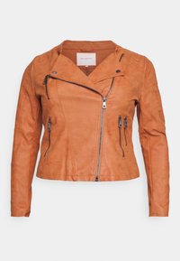 Giacca in similpelle camoscio, marrone-rossiccia, con una silhouette corta, cerniera asimmetrica e quattro tasche con zip. Presenta un colletto a punta e maniche lunghe.