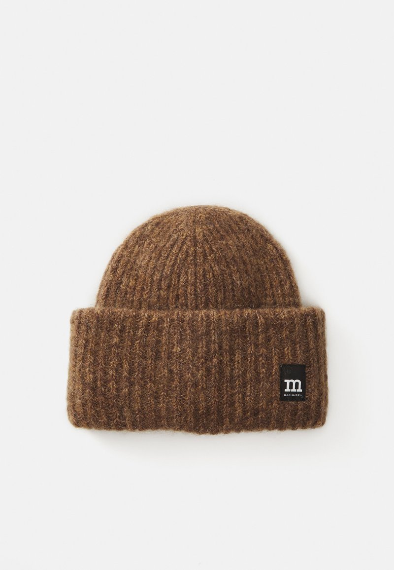 Barna bordázott kötött sapka, hajtott széllel és fekete téglalap alakú címkével, amelyen fehér "m" és "marimekko" felirat szerepel.
