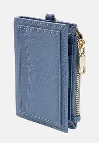 Portafoglio in pelle blu con finitura testurizzata, chiusura con zip e fessura porta carte sul davanti. Presenta ferramenta dorata e cuciture a contrasto.