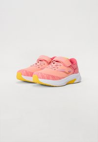 Roze sportieve schoenen met een gestructureerd ontwerp, witte tussenzool en gele buitenzool. Verstelbare band voor sluiting en lichte hielverhoging.