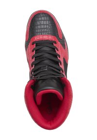 Svart og rød joggesko med et teksturert krokodillemønster, med svarte lisser og en polstret rød krage. Fet merkevarelogo synlig på innsiden.