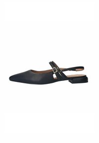 Zwarte leren slingback schoenen met een spitse neus, lage blokhak en verstelbare gespsluitingen. Heeft een uitgesneden ontwerp aan de zijkanten.
