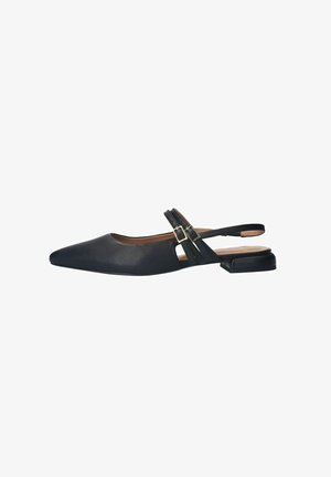 Zwarte leren slingback schoenen met een spitse neus, lage blokhak en verstelbare gespsluitingen. Heeft een uitgesneden ontwerp aan de zijkanten.