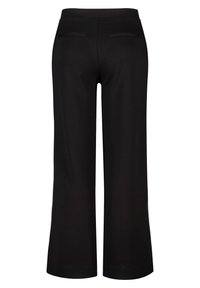 Un pantalon noir à jambes larges fabriqué dans un tissu lisse, doté d'une taille haute et de deux poches arrière. Design simple sans détails visibles.