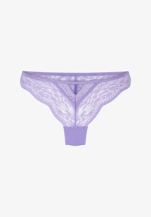 Lace string in lichtpaars met een elastische tailleband. Voorzien van bloemenkant details en een glad, effen paneel aan de achterkant.