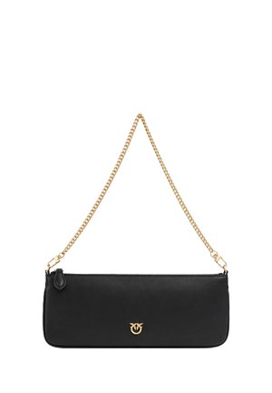 Borsa rettangolare nera con tracolla a catena dorata e piccolo logo dorato centrato sul davanti.