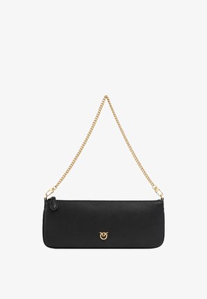 Borsa rettangolare nera con tracolla a catena dorata e piccolo logo dorato centrato sul davanti.