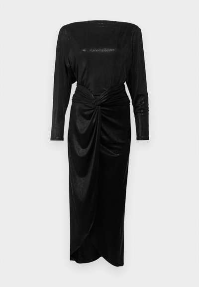 Rochie neagră cu mâneci lungi și textură lucioasă, prezentând un detaliu răsucit în talie și un tiv asimetric, oferind o siluetă elegantă.