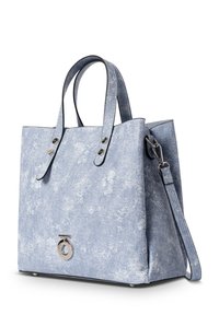 Blauwe denim draagtas met dubbele handvatten, afneembare schouderriem, zilveren hardwareaccenten en gestructureerde afwerking. Heeft een logodetail aan de voorkant.